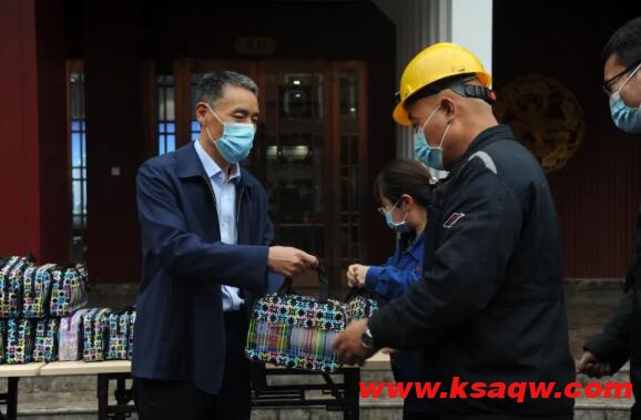 我矿为坚守岗位的职工发放洗漱包