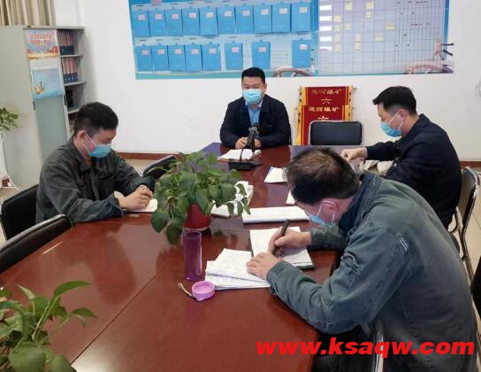 王利深入一线与职工面对面交流