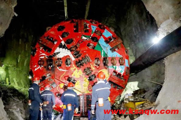 鹤岗矿业公司首台盾构机“龙鹤一号”主体安装工程过半