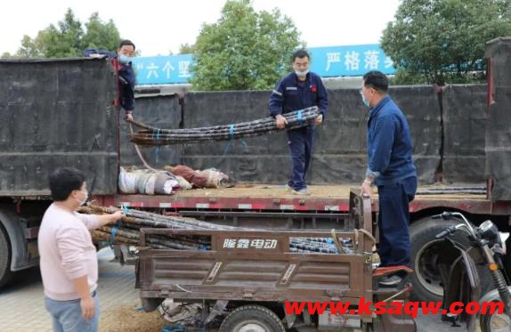 擂鼓四矿为职工发放暖心慰问品