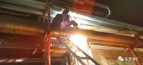 柴里煤矿 机电工区职工冒雨抢修保供暖