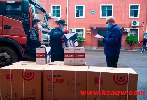 文化二矿工会给职工发放纪念品