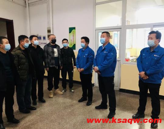 杜儿坪矿领导慰问驻矿职工和疫情防控卡口工作人员