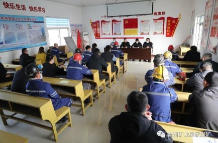 梁家煤矿举办自救器限时“盲戴”技术比武