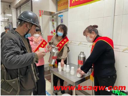 新安矿工会发放食盐抑菌保平安