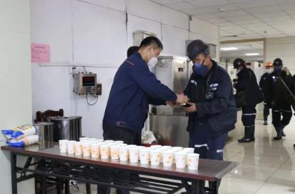 义棠煤业公司：发放暖心药汤，守护员工健康