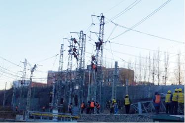 龙王沟矿井铁路专用线还建牵引变电所110KV主电源第一回路送电成功