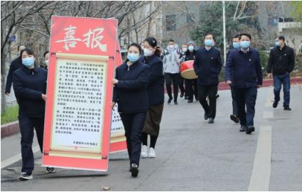 平煤股份六矿矿长杨红旗到综采三队、掘进五队送喜报鼓干劲