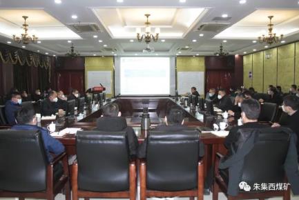 朱集西煤矿矿长张运海在办公会上强调：要加快推进矿井标准化、智能化建设