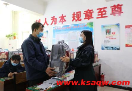 下峪口矿737名一线职工领到家属安全联保奖励