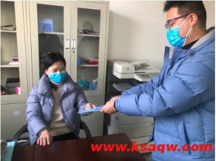 华阳煤业向各科室职工发放疫情防控宣传手册