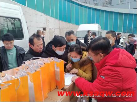 白家庄矿业公司为干部员工发放春节福利