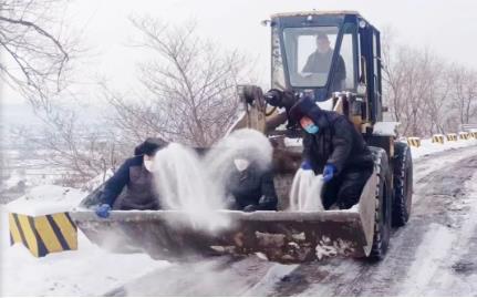 平煤股份六矿服务三队、服务四队以雪为令 清扫积雪确保矿区道路安全