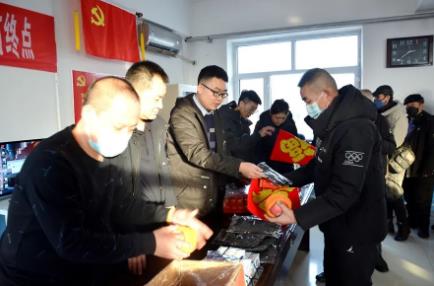 七煤矿业  叮咛安全送祝福 美好祝愿送矿工 公司团委开展“迎新春祝福送矿工”走访慰问活动