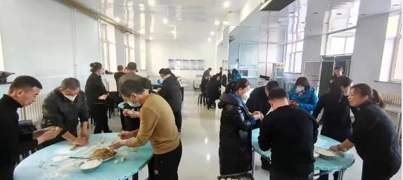 七煤矿业 电力部供电部党支部为春节值班人员制作水饺