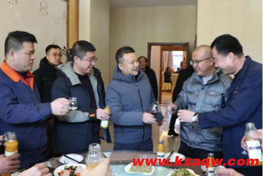 【义棠煤业公司】第403期　大年初一，集团公司董事长梁立勇到公司慰问坚守岗位的员工