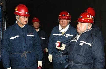 七煤矿业鞠超深入向阳矿检查技改矿井项目工程建设进展情况时要求 坚持技术经济一体化细算经济账 深挖降成空间潜力努力降低成本