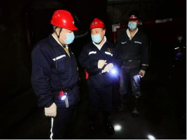 张秉德到峻德矿检查指导工作时强调打造安全高效开拓队伍保持矿井正常生产接续