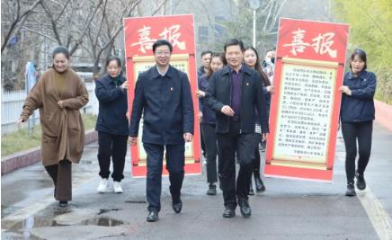 平煤股份六矿矿领导到综采四队、综采三队送喜报鼓干劲