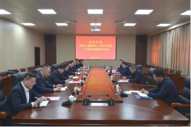 大柴旦循环经济工业园客人来访 义煤公司董事长李中超与袁彬会谈