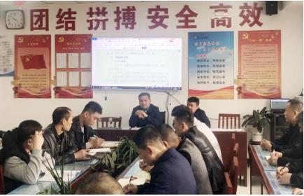 金桥煤矿党委书记、矿长戈海宾参加掘进工区班前会