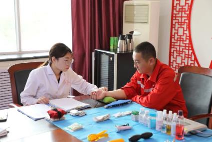 黑岱沟露天煤矿开展“义诊送健康 关爱暖人心”中医诊疗咨询活动