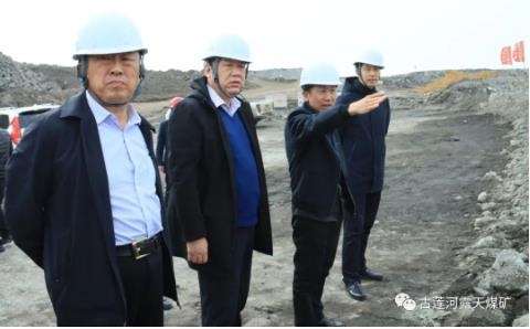 大兴安岭林业集团安全生产处处长杜晓峰深入古莲河露天煤矿检查指导工作
