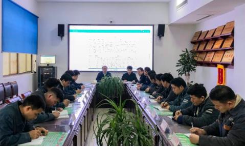 济宁能源发展集团阳城煤矿矿长丁希阳参加综采一区班前会