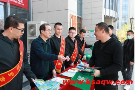 魏墙煤业公司开展《职业病防治法》宣传周活动