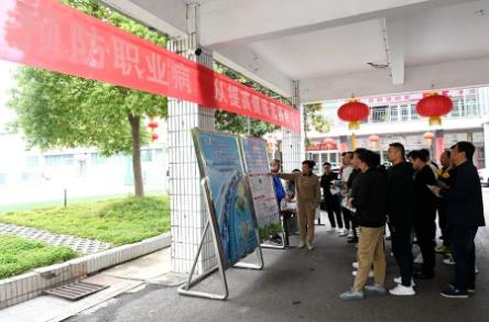 潘二煤矿认真开展职业病防治法宣传周系列活动