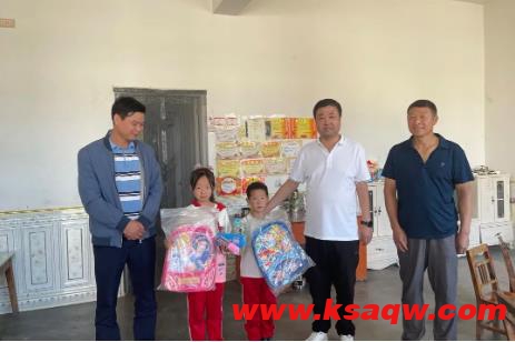 陕西陕煤榆北煤业有限公司驻村干部开展“六一”关爱慰问活动