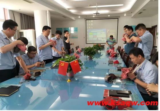 安全技能练起来，安居煤矿开展自救器操作使用强化训练活动