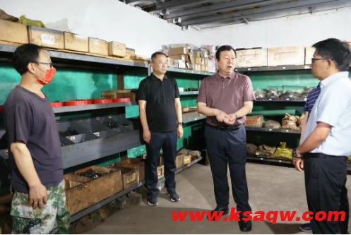 四矿矿长车云立深入基层调研物资管理工作