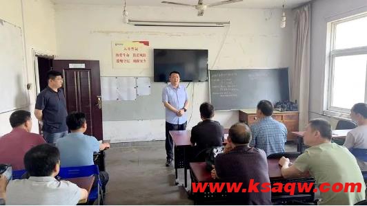 潘二煤矿矿长陈士虎到保运一区班前讲安全