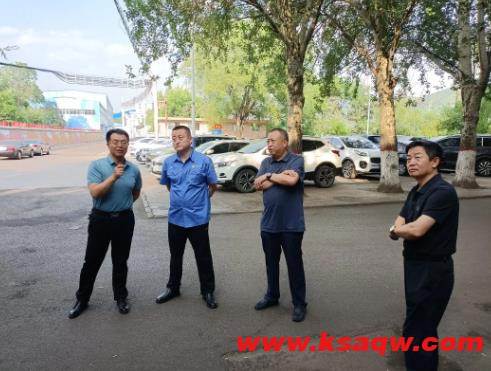 西山煤电工会调研杜儿坪矿劳保防护用品使用发放工作