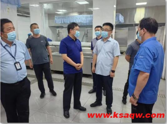 万柏林区对杜儿坪矿班中餐食堂进行食品安全“两个责任”工作机制督导检查