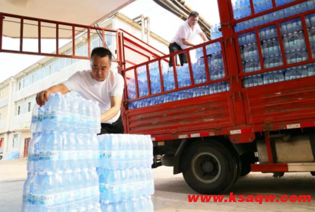 四矿为各基层单位送去矿泉水