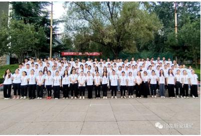 义煤公司组织新招大学生到新安煤矿参观学习