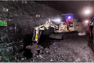 大唐龙王沟煤矿公司井下掘进巷道使用挖掘机新设备促进安全高效施工