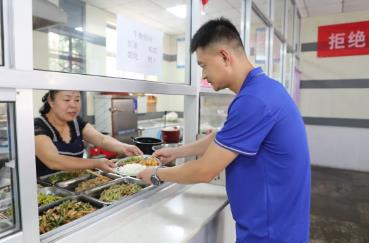下峪口矿临时食堂吃出幸福滋味