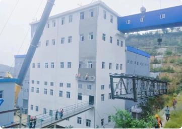青云煤业公司重介洗选技改工程矸石通廊顺利完成吊装